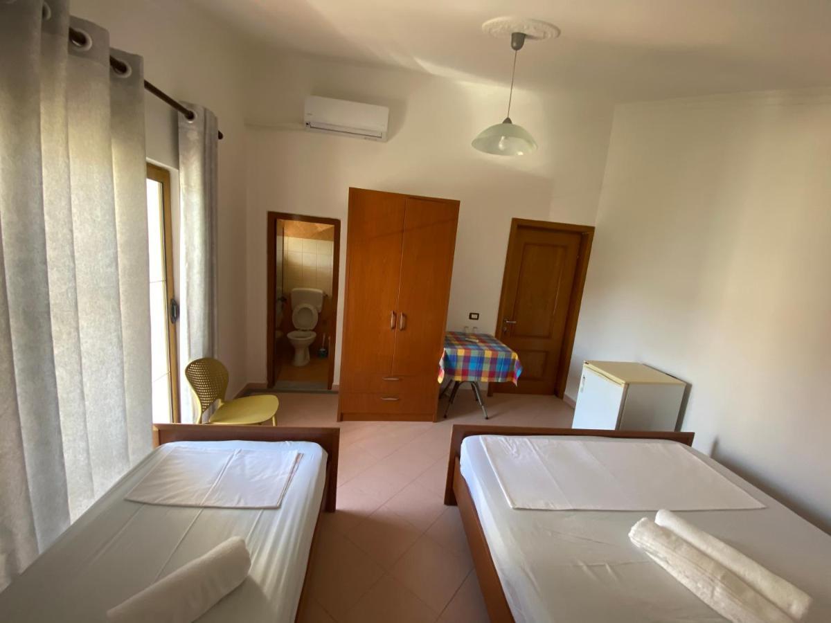 Guest House Lionel Durres Ngoại thất bức ảnh