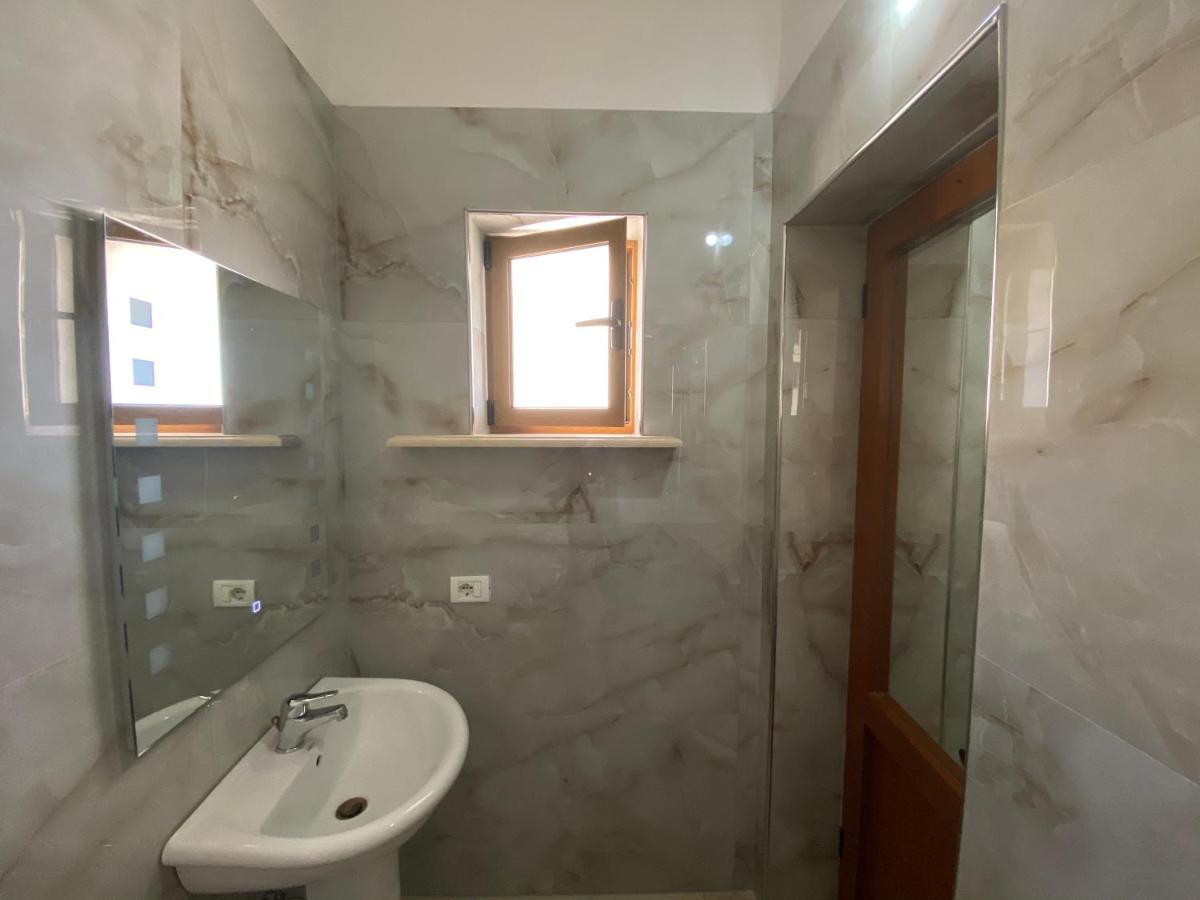 Guest House Lionel Durres Ngoại thất bức ảnh