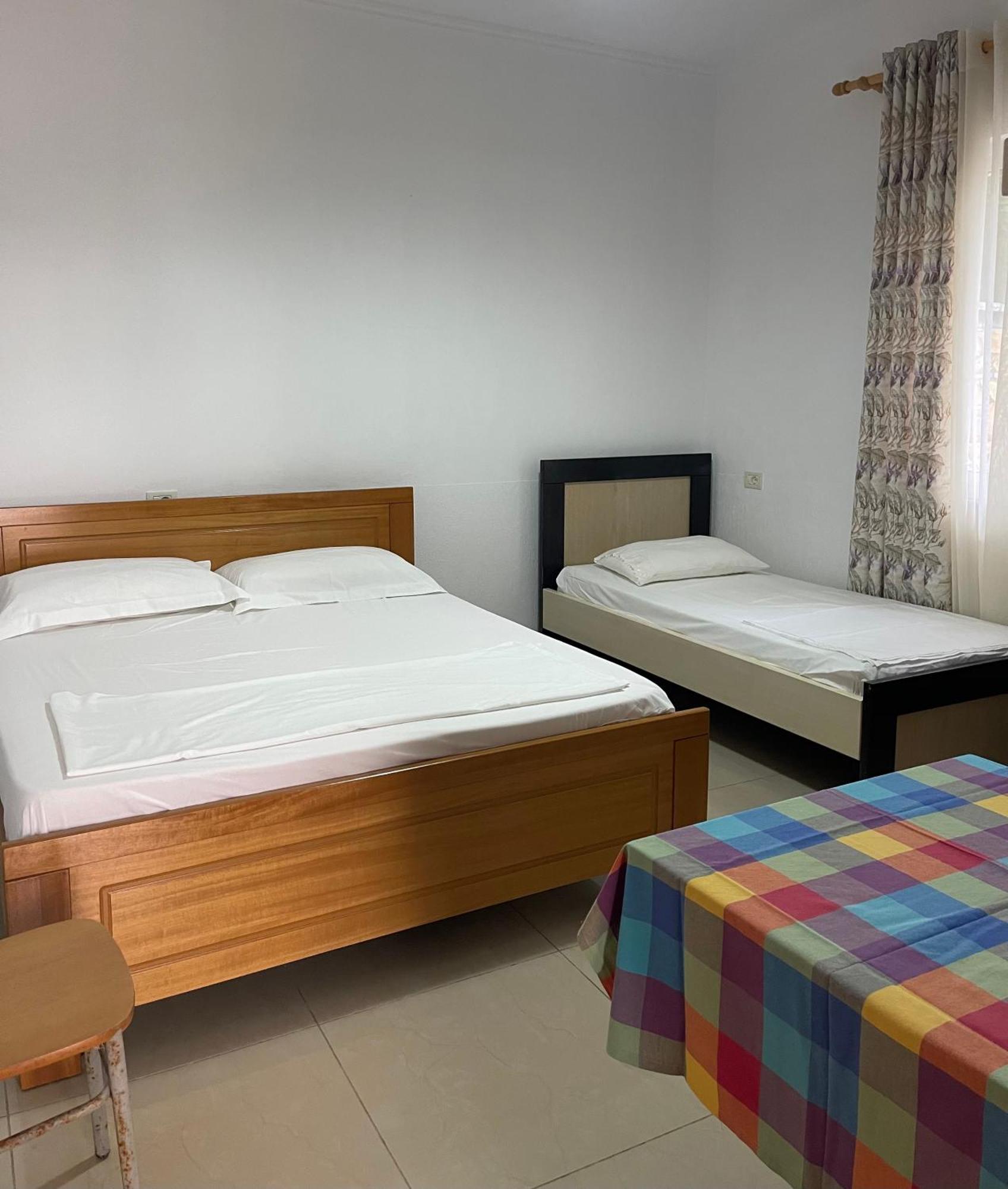 Guest House Lionel Durres Ngoại thất bức ảnh