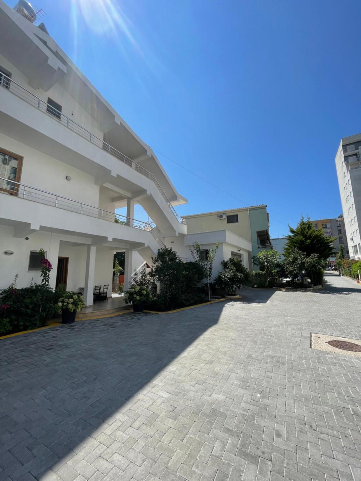 Guest House Lionel Durres Ngoại thất bức ảnh